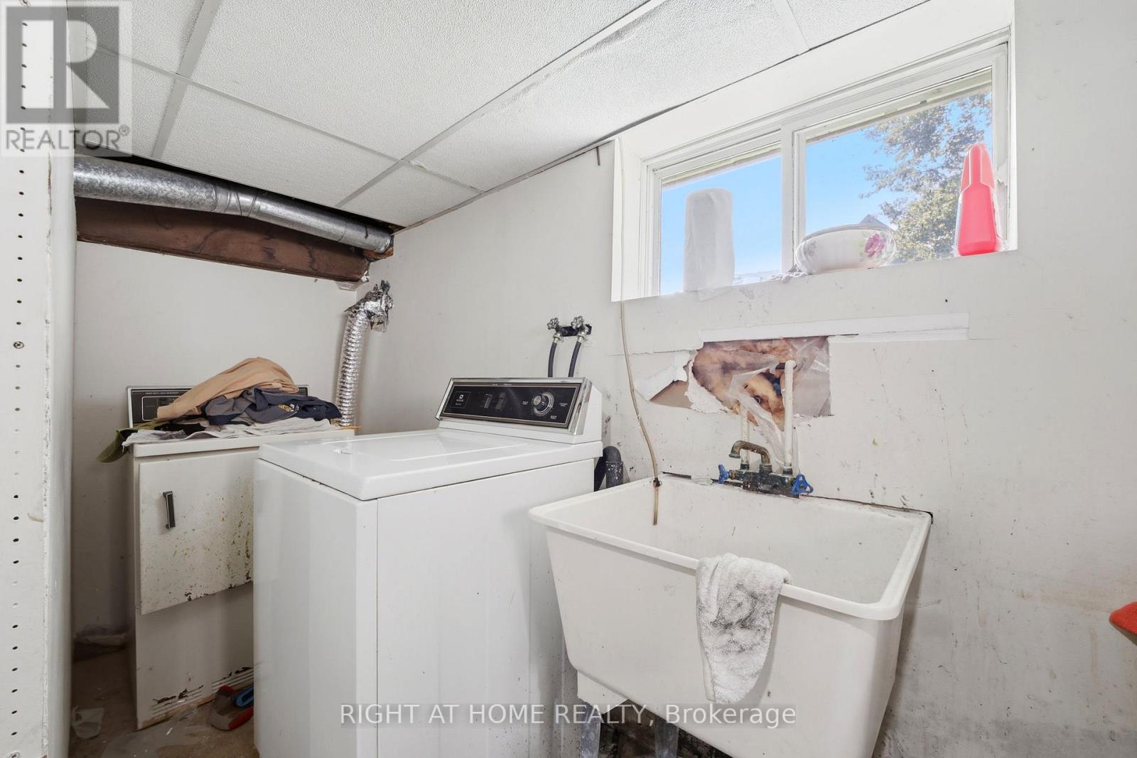1290 Strathy Avenue, Mississauga, Ontario  L5E 2K8 - Photo 29 - W13690080