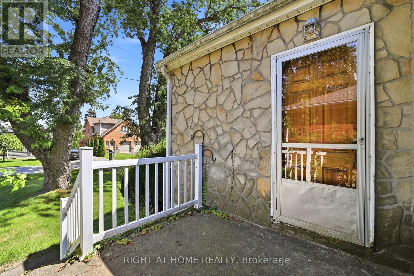 1290 Strathy Avenue, Mississauga, Ontario  L5E 2K8 - Photo 3 - W13690080