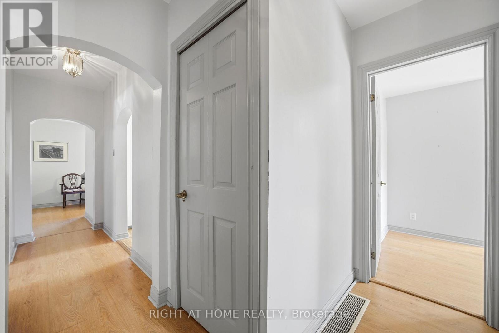 1290 Strathy Avenue, Mississauga, Ontario  L5E 2K8 - Photo 7 - W13690080