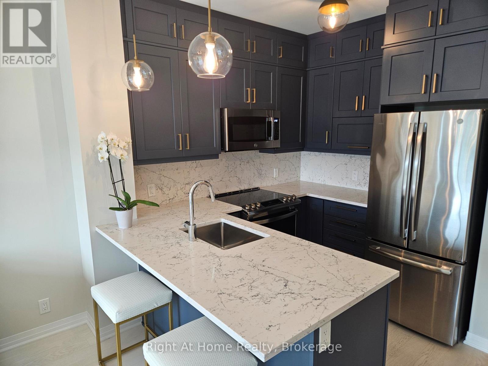 527 - 102 Grovewood Common, Oakville, Ontario  L6H 0X2 - Photo 3 - W13690166