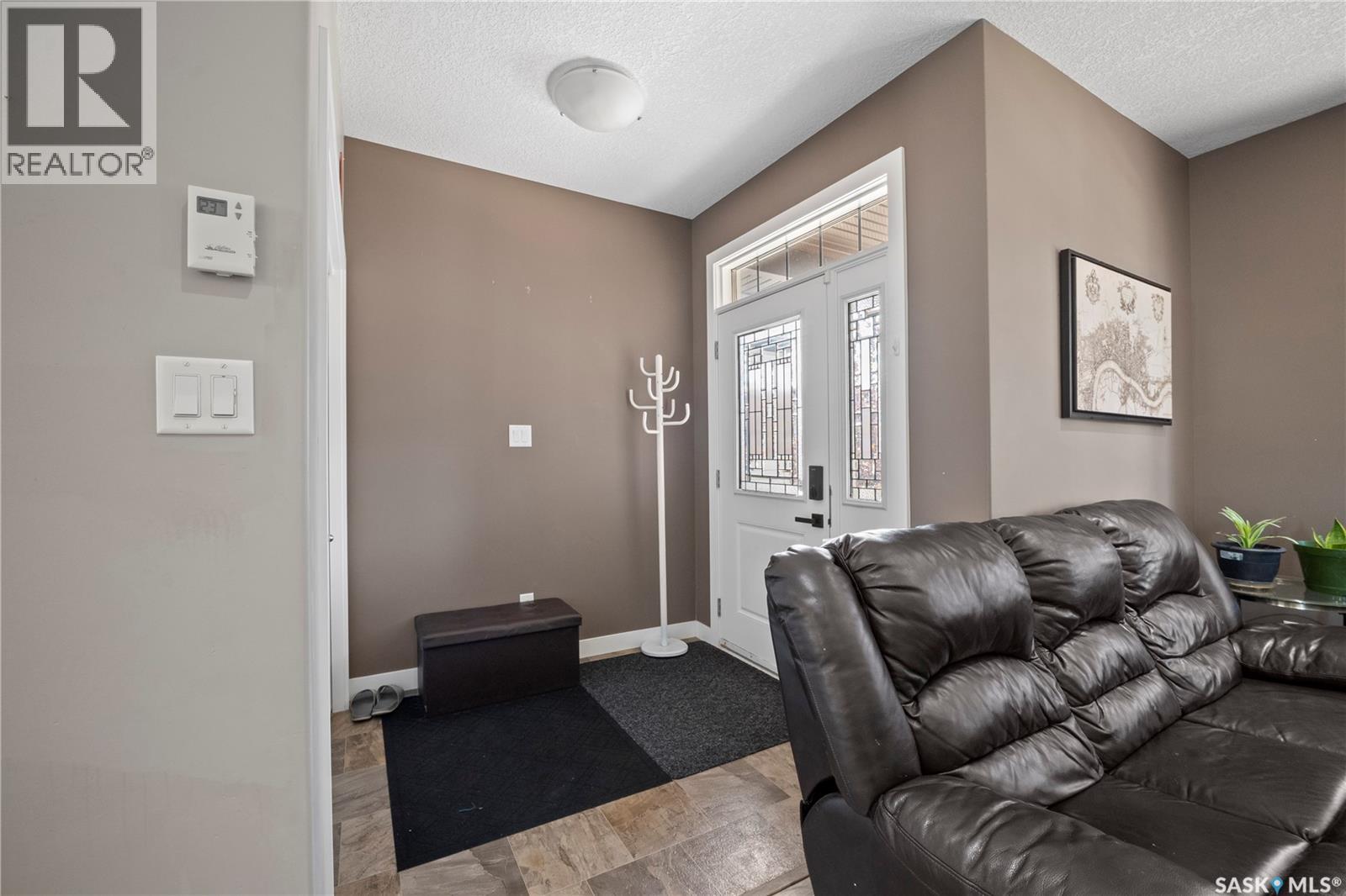 8726 Archer Lane, Regina, Saskatchewan  S4Y 0B7 - Photo 5 - SK046027