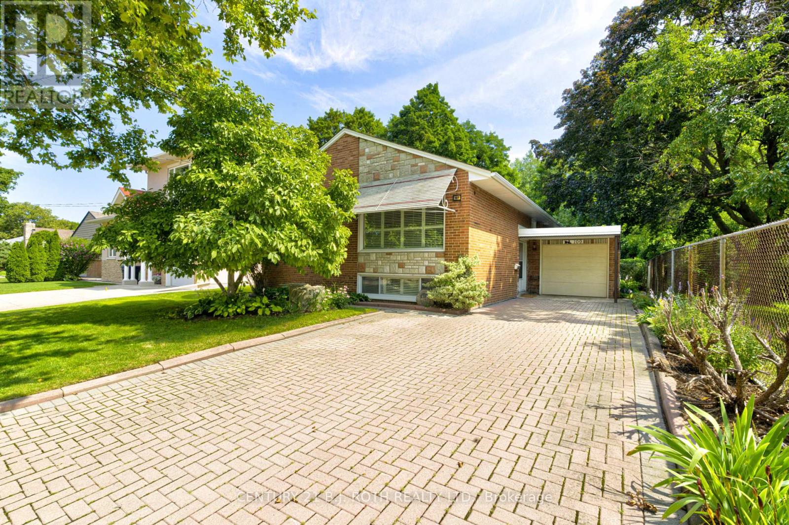 <div class="slider-price">$1,099,000</div><p>109 Wincott Drive, Toronto, Ontario</p>