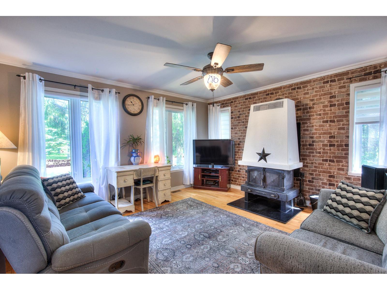 1276 Rue Dutchy Saint-Lazare Quebec Canada J7T1Z9 5
