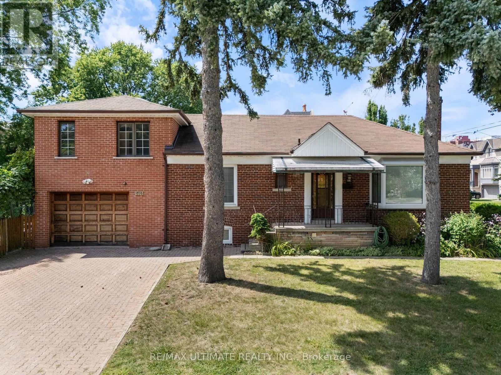 <div class="slider-price">$1,499,000</div><p>519 Douglas Avenue, Toronto, Ontario</p>