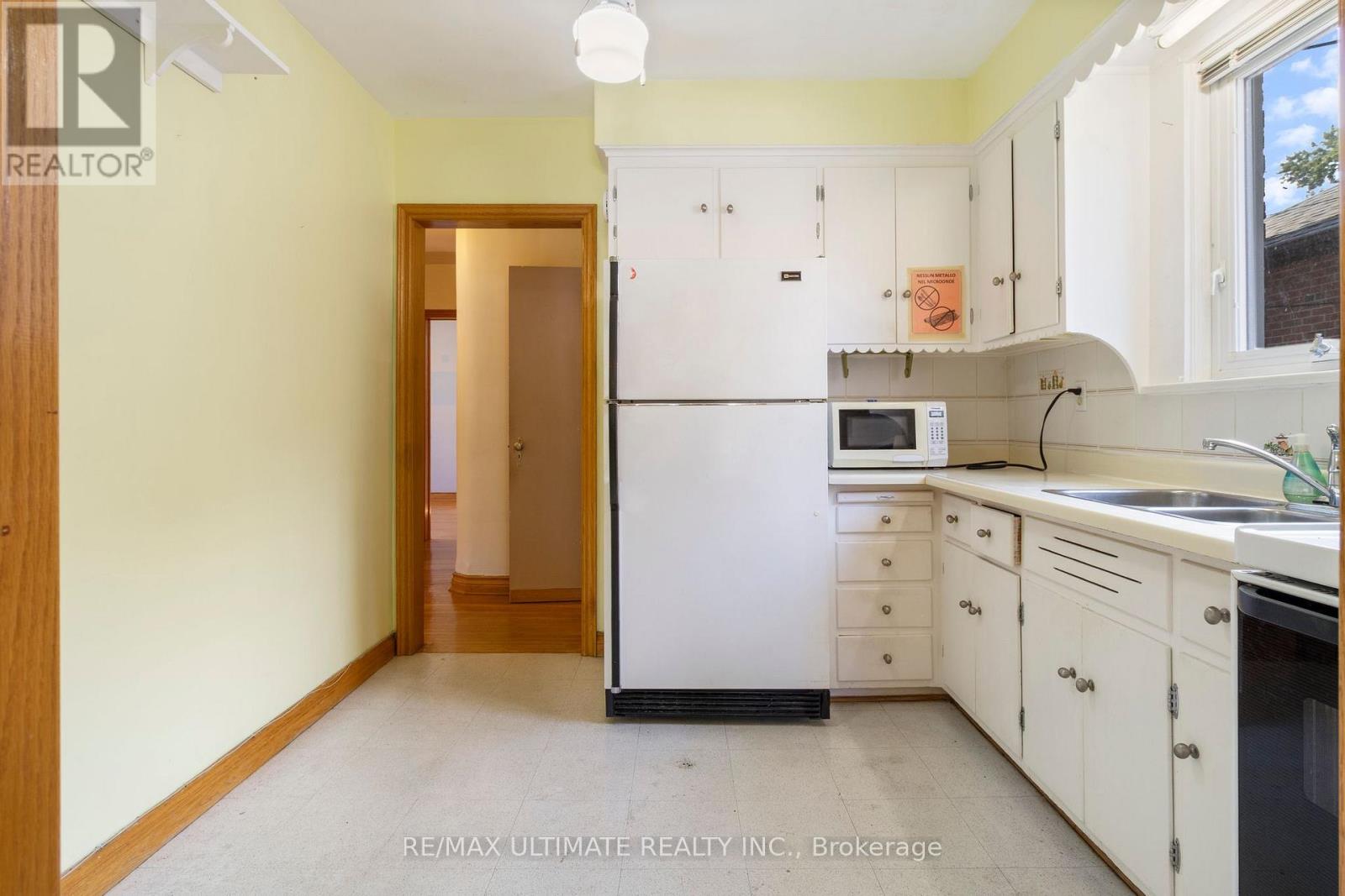 519 Douglas Avenue, Toronto, Ontario  M5M 1H7 - Photo 12 - C13690340
