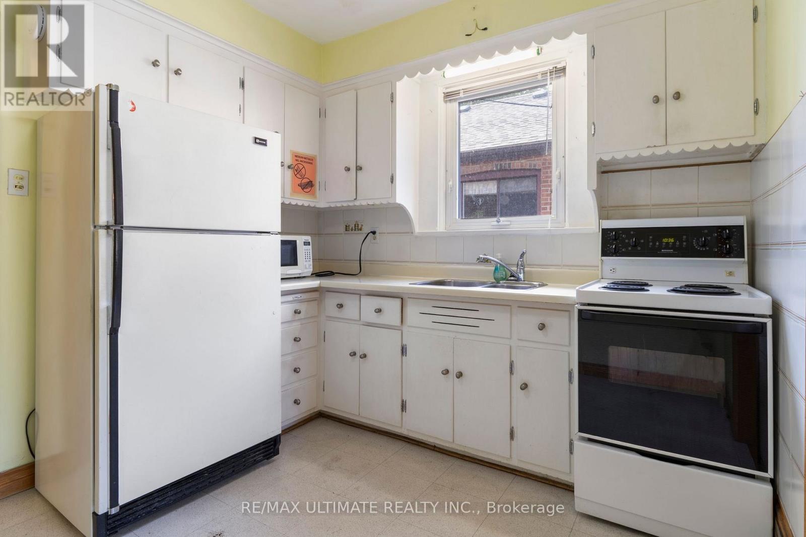519 Douglas Avenue, Toronto, Ontario  M5M 1H7 - Photo 13 - C13690340
