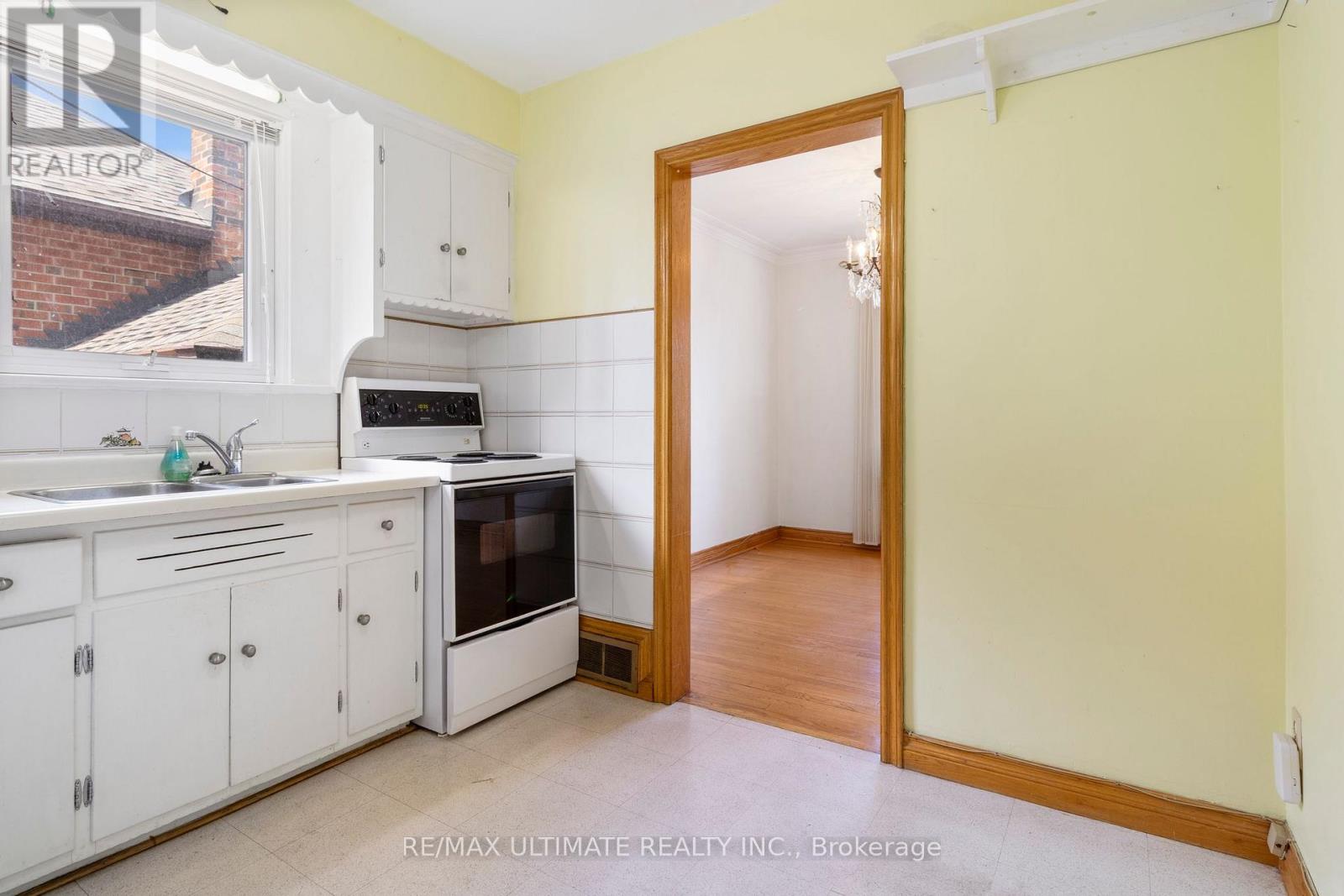 519 Douglas Avenue, Toronto, Ontario  M5M 1H7 - Photo 15 - C13690340
