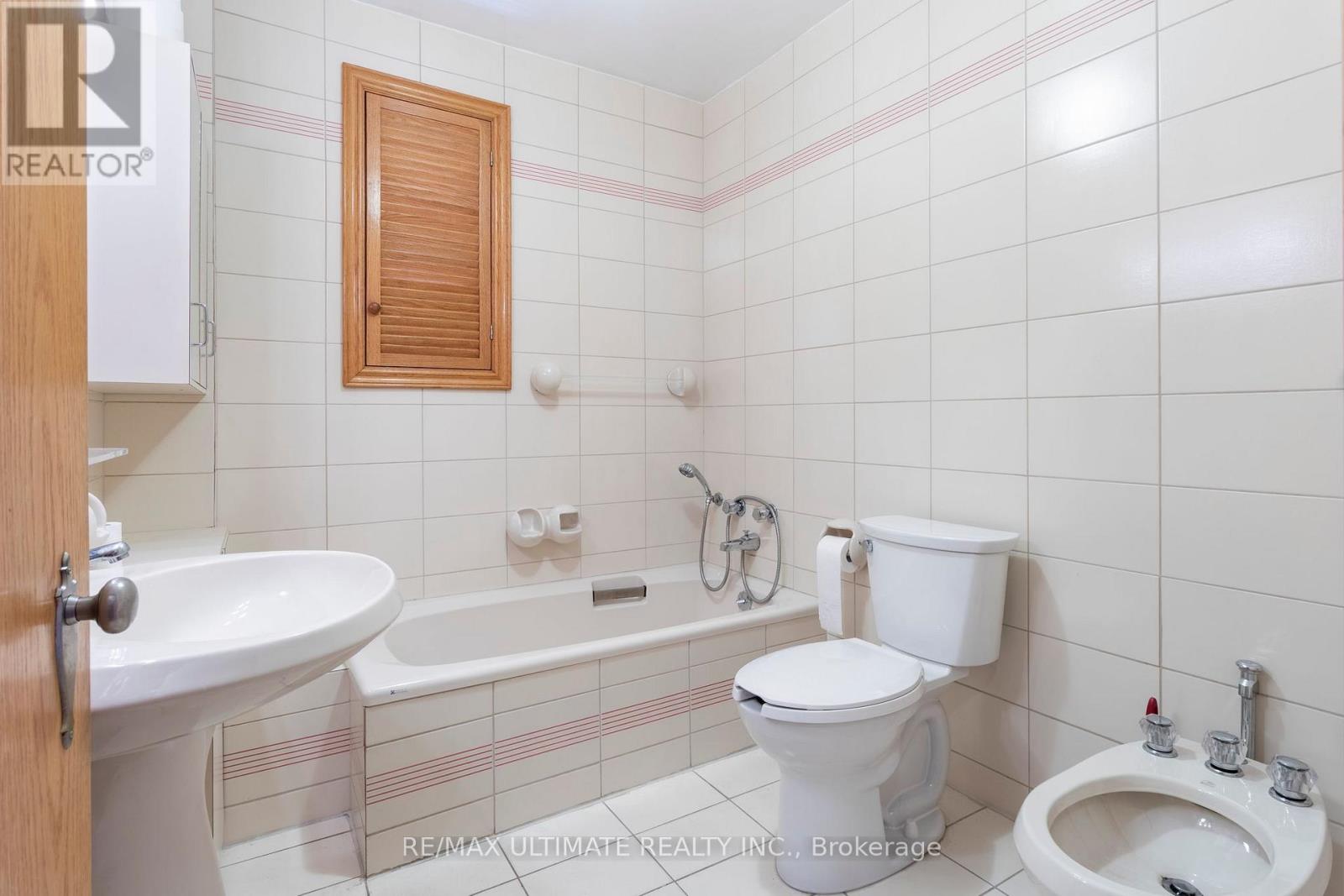 519 Douglas Avenue, Toronto, Ontario  M5M 1H7 - Photo 17 - C13690340
