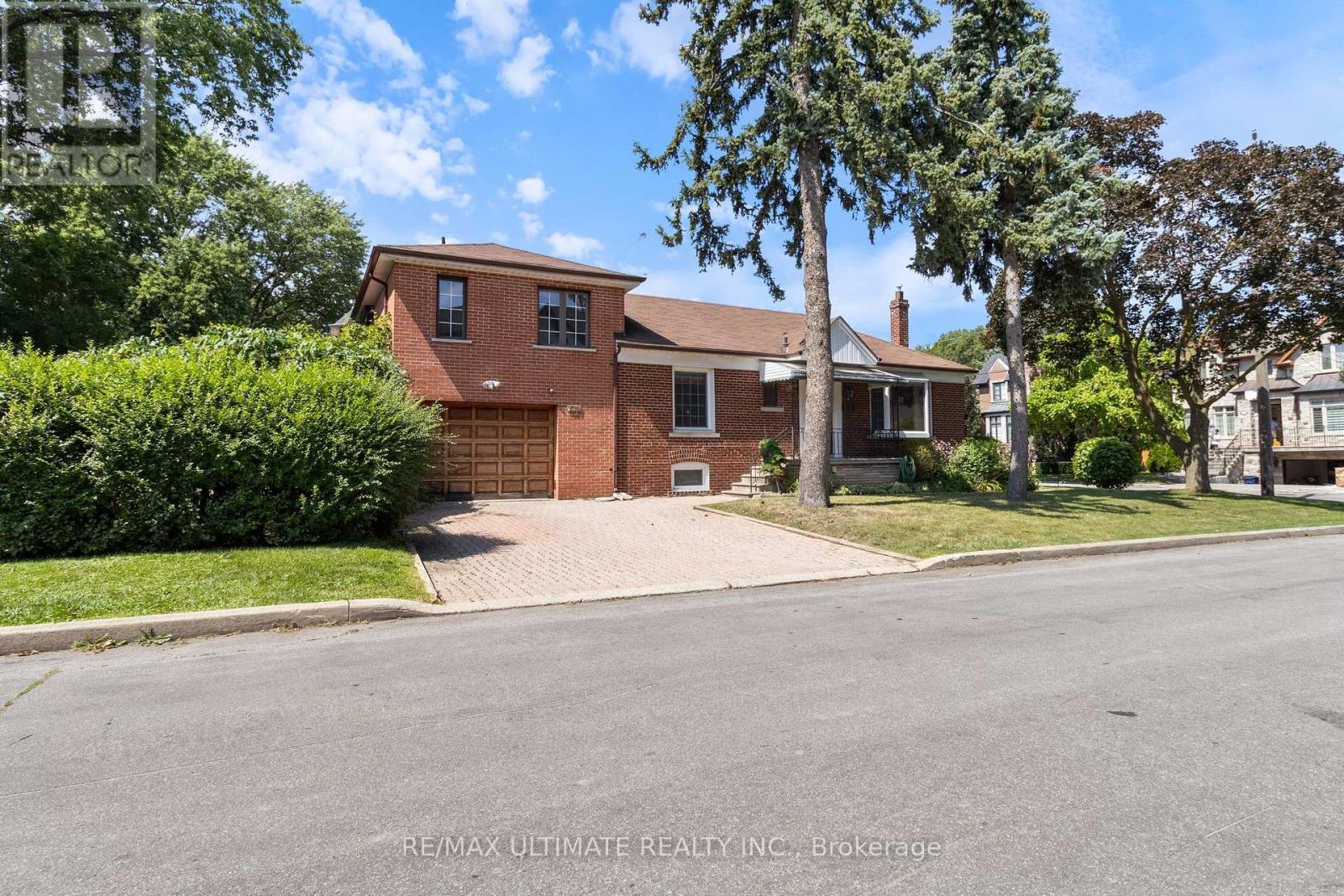 519 Douglas Avenue, Toronto, Ontario  M5M 1H7 - Photo 2 - C13690340