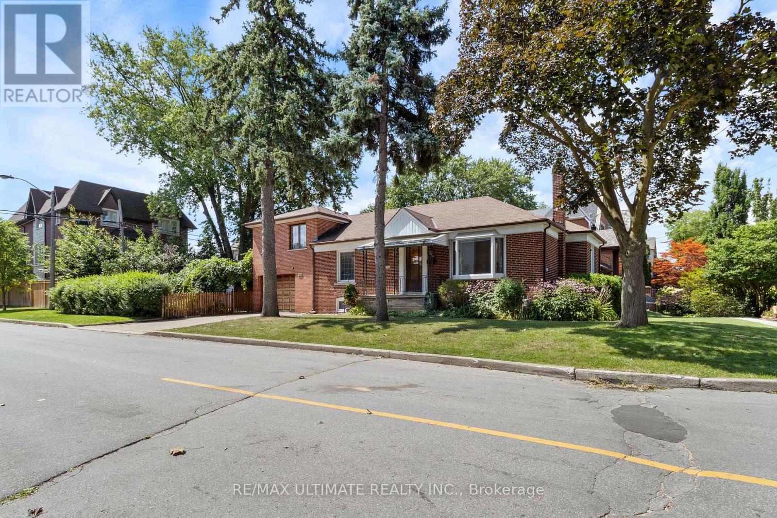 519 Douglas Avenue, Toronto, Ontario  M5M 1H7 - Photo 3 - C13690340