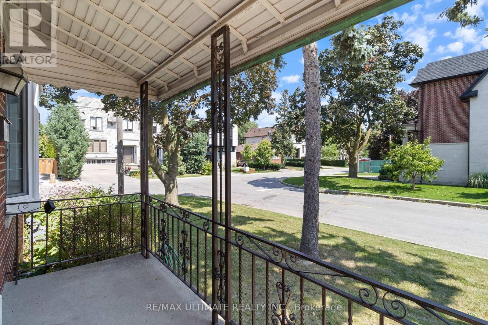 519 Douglas Avenue, Toronto, Ontario  M5M 1H7 - Photo 4 - C13690340