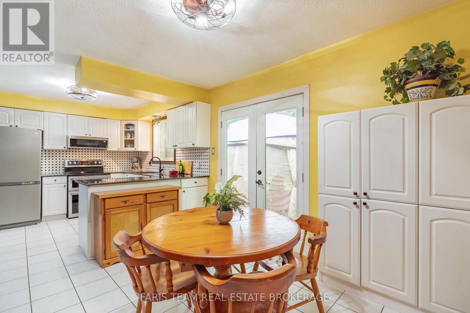 3114 Innisfil Beach Road, Innisfil, Ontario L9S 4C7 - Photo 13 - N13690402