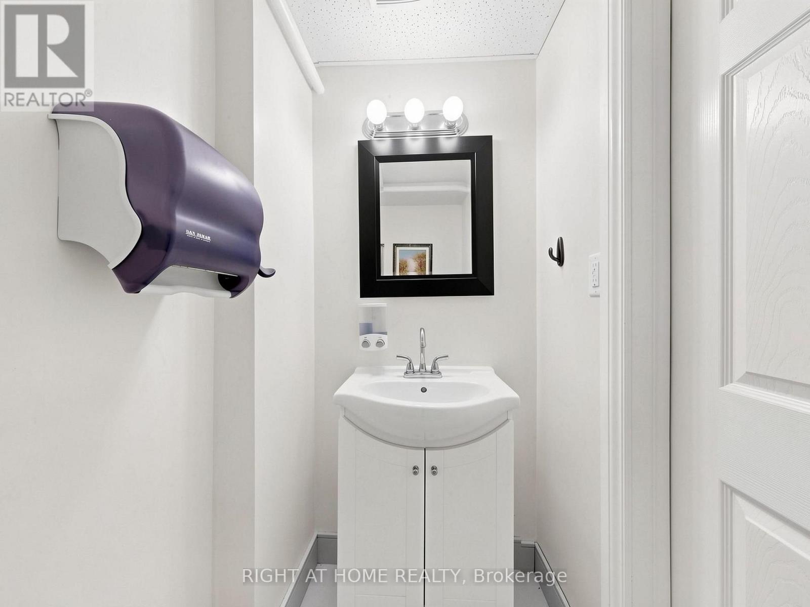 701 The Queensway Avenue, Toronto, Ontario  M8Y 1L2 - Photo 17 - W13690456