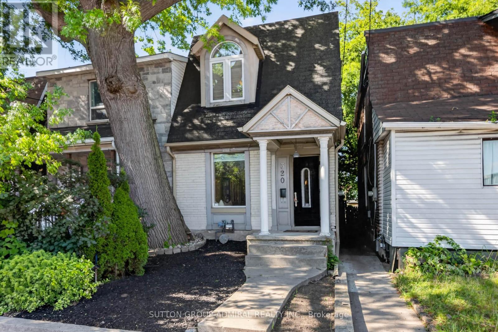 <div class="slider-price">$949,000</div><p>320 Weston Road, Toronto, Ontario</p>