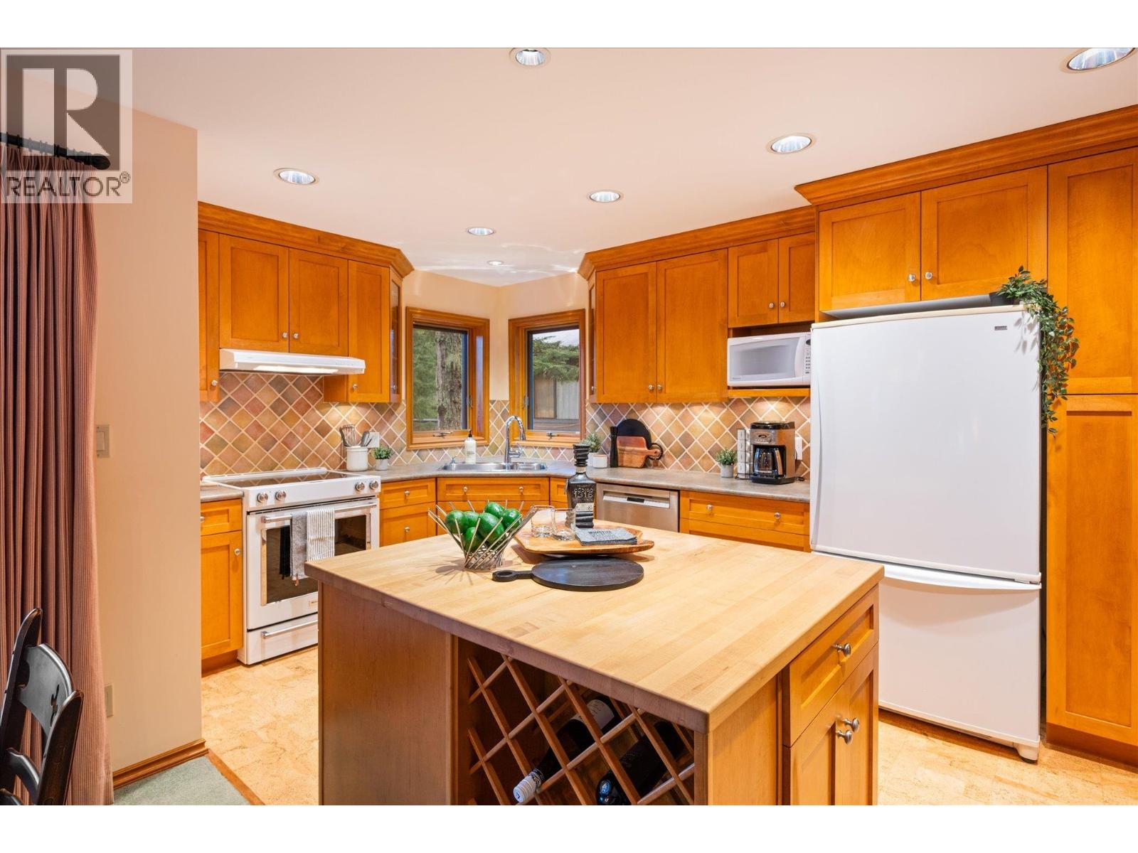 3205 Arbutus Drive, Whistler, British Columbia  V8E 0B8 - Photo 8 - R3140674