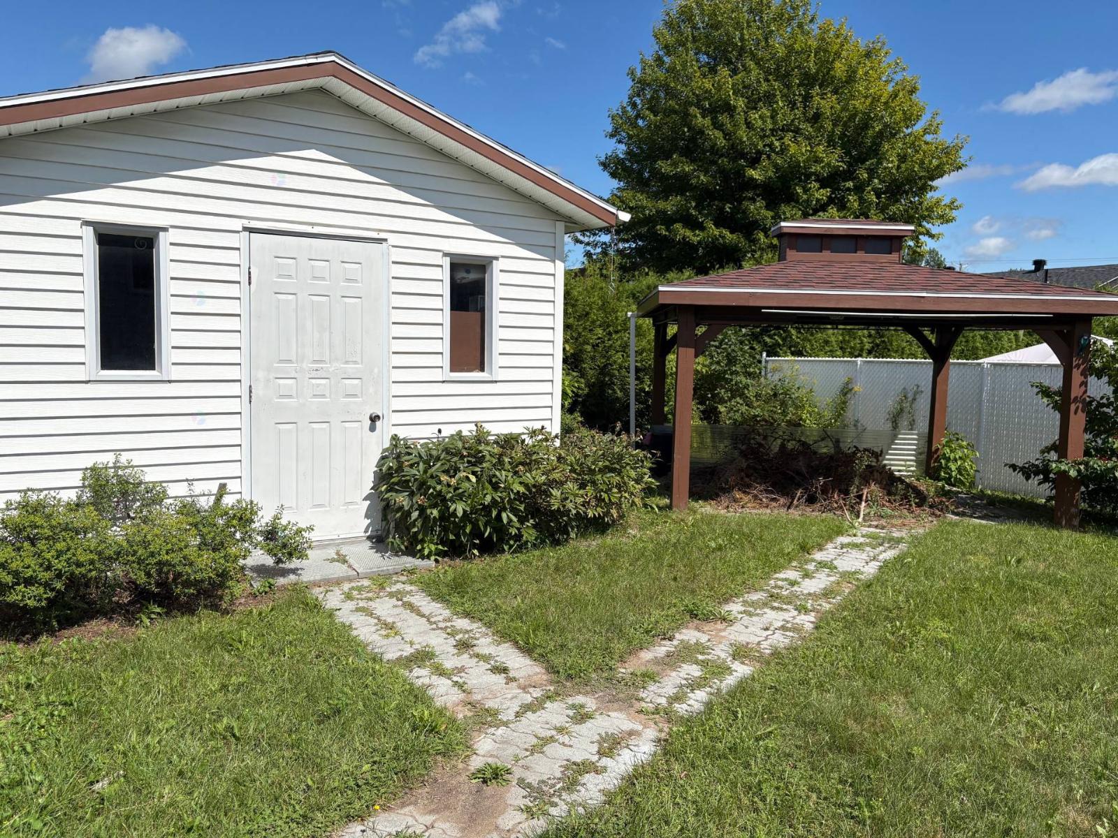 13 Rue Pelletier Saint-Charles-Borromée Quebec Canada J6E4Y4 3