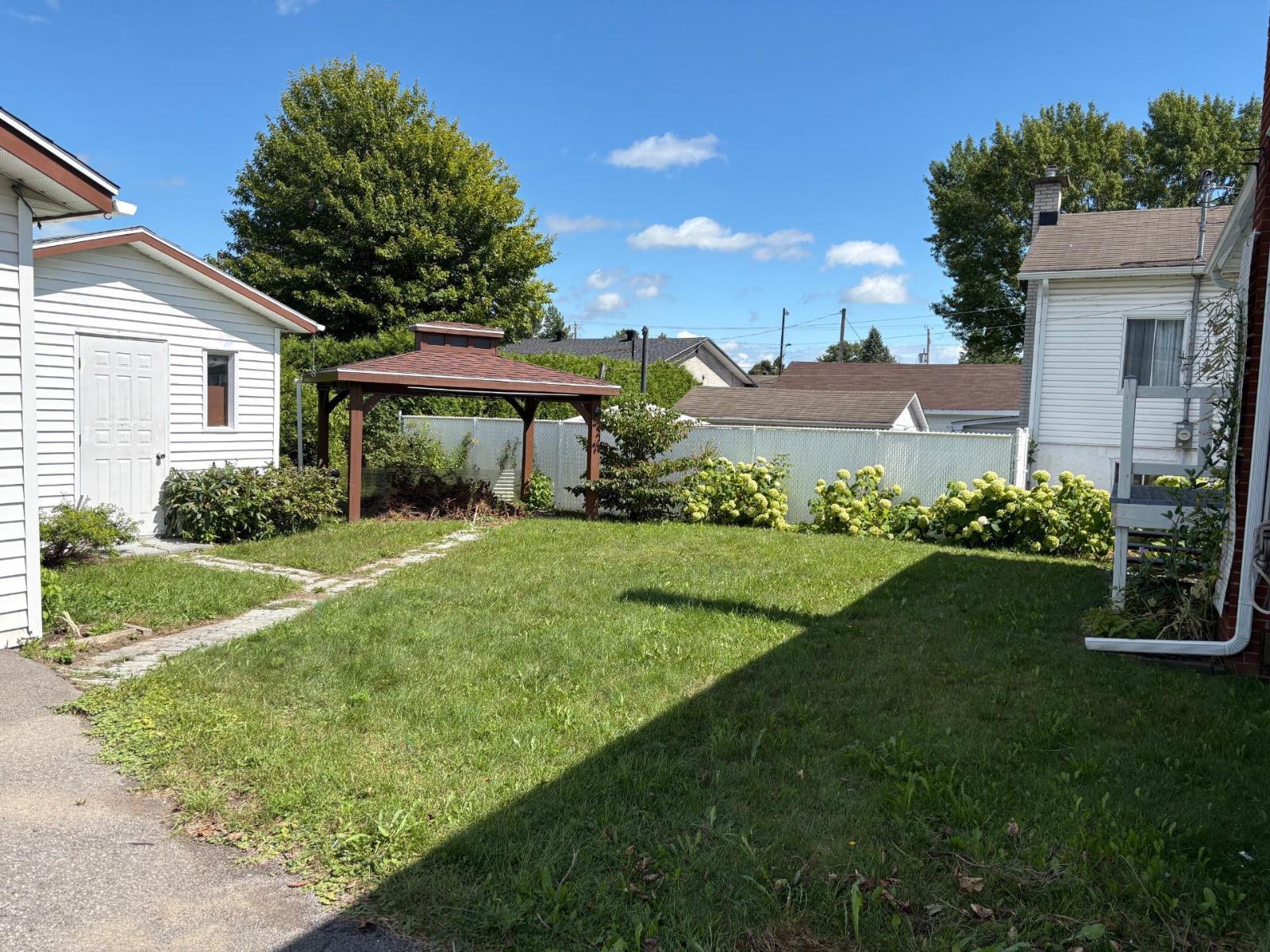 13 Rue Pelletier Saint-Charles-Borromée Quebec Canada J6E4Y4 4