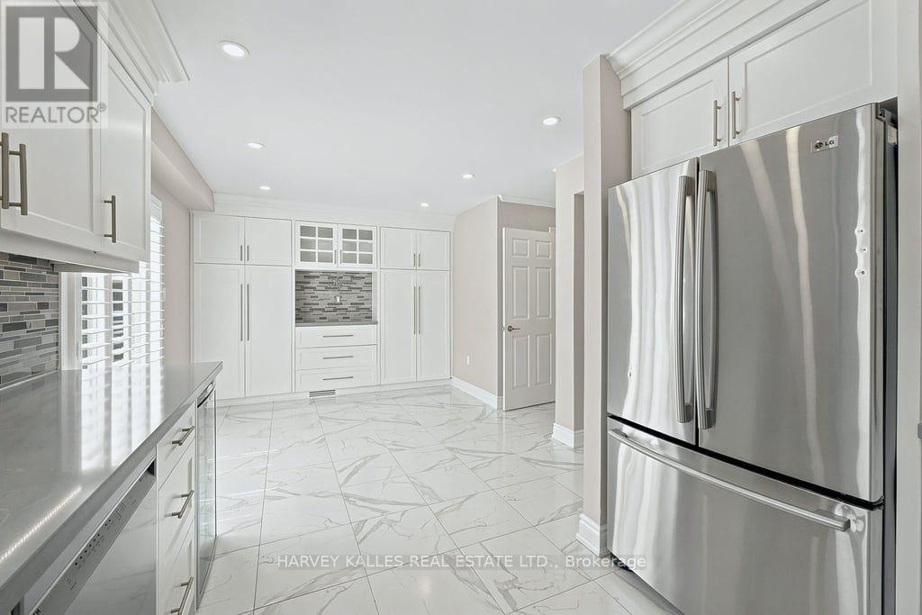 2033 Redstone Crescent, Oakville, Ontario  L6M 5B2 - Photo 13 - W13689230