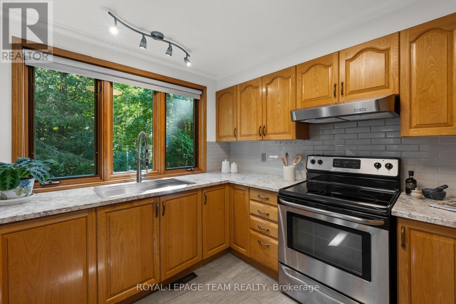 240 Hoylake Crescent, Ottawa, Ontario  K1E 2M8 - Photo 13 - X13690766