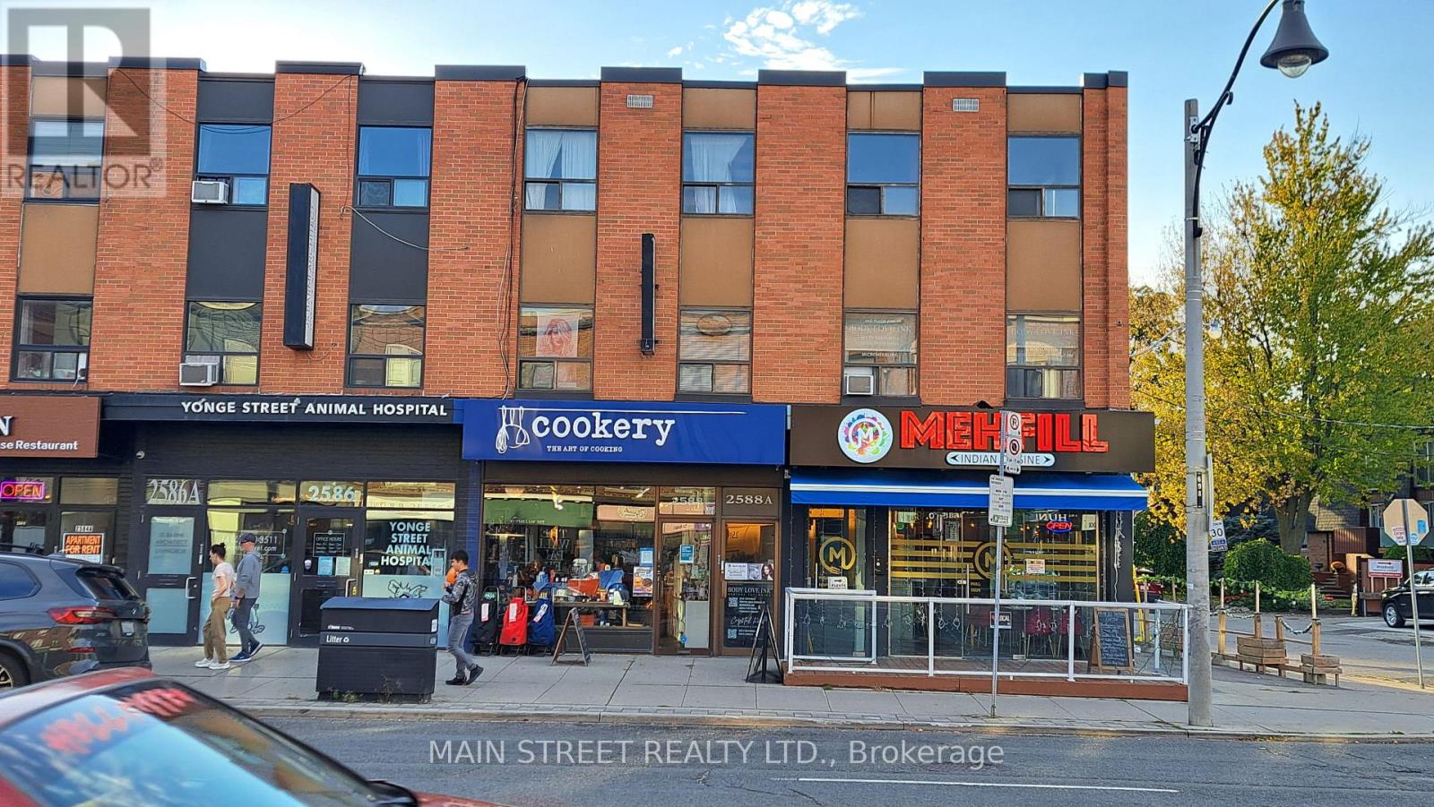 4 - 2588A YONGE STREET