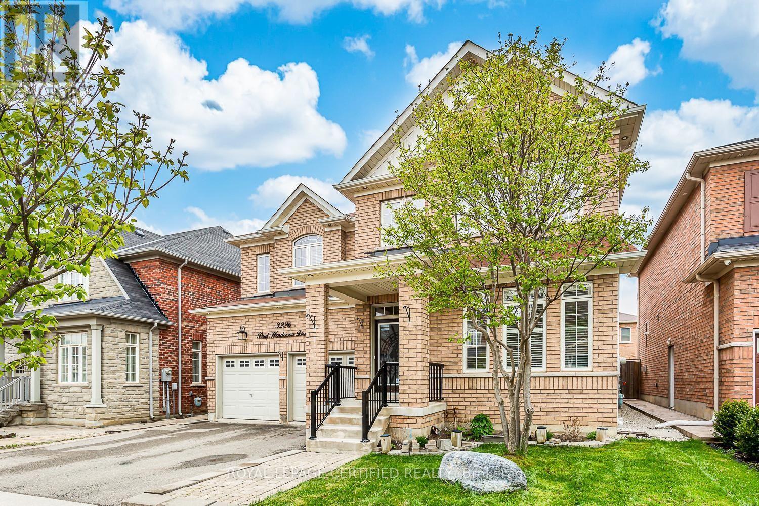 3226 Paul Henderson Drive, Mississauga, Ontario  L5M 0H3 - Photo 2 - W13690740