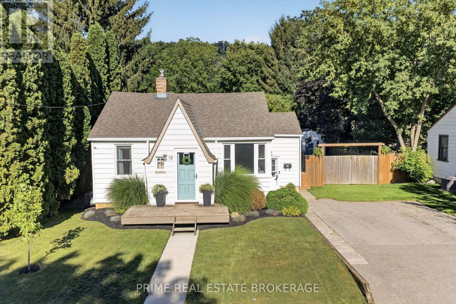 19 Garden Avenue, Middlesex Centre, Ontario  N0L 1E0 - Photo 1 - X13690928