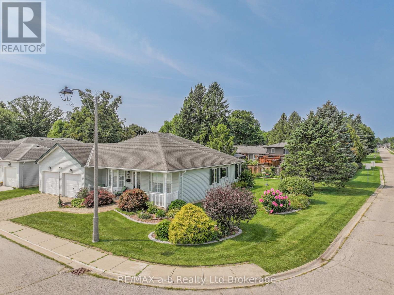 23 Armstrong Drive, Tillsonburg, Ontario  N4G 5T3 - Photo 2 - X13691030