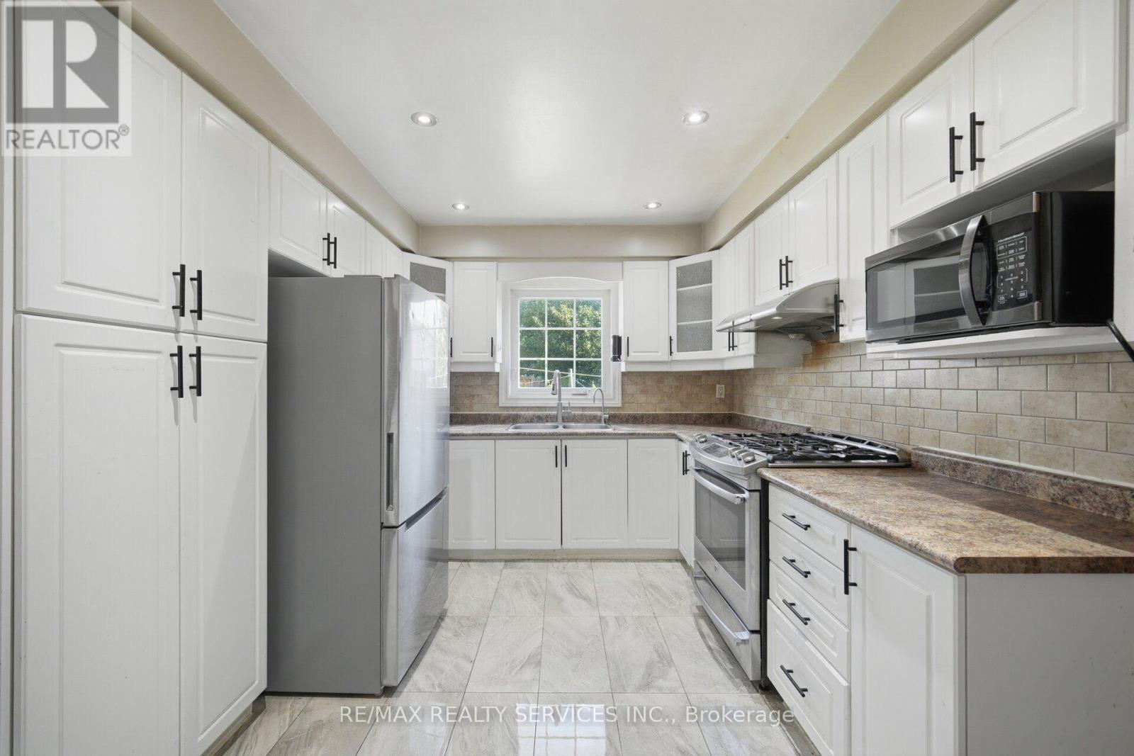 92 Tulip Drive, Brampton, Ontario  L6Y 3X6 - Photo 2 - W13686756