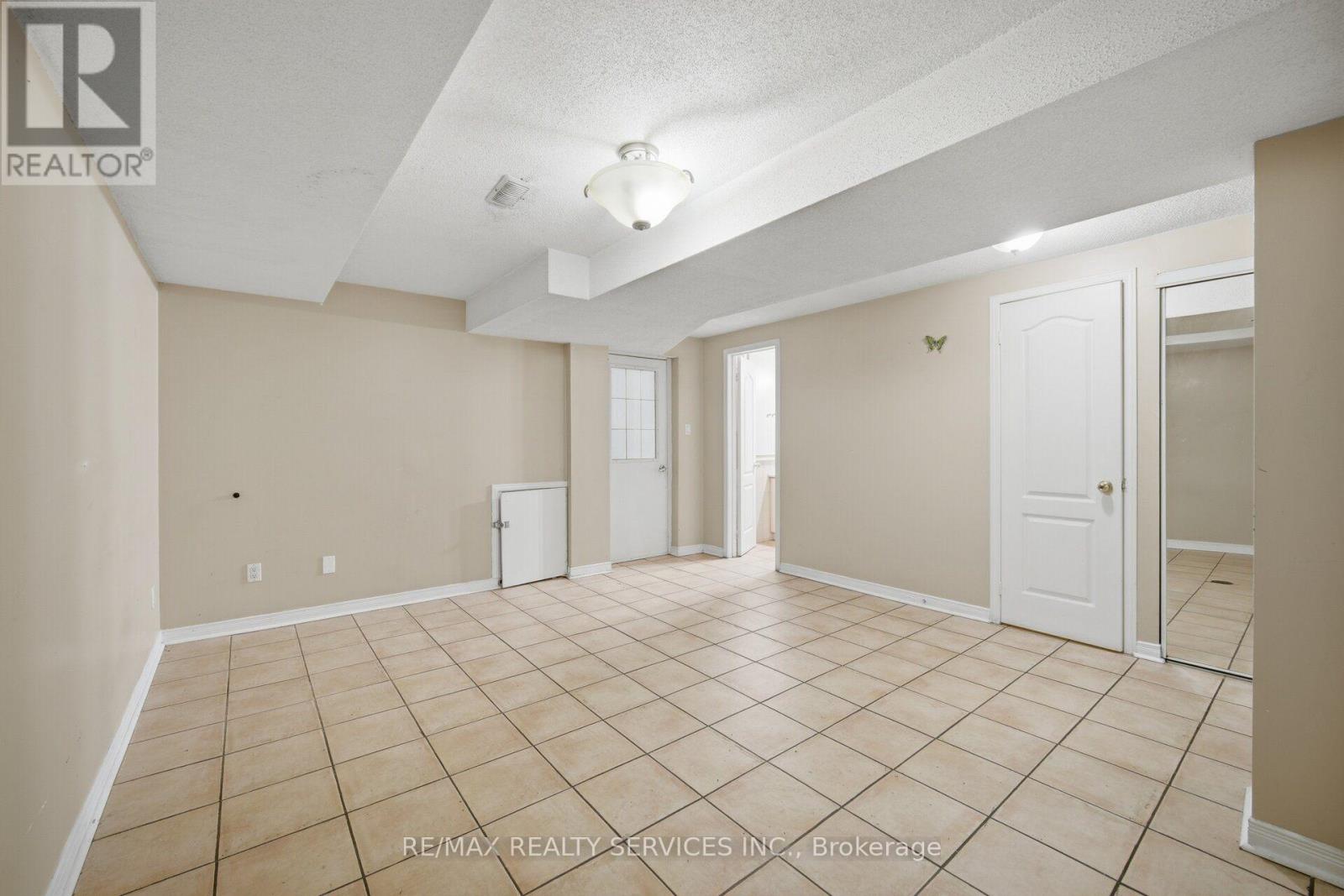 92 Tulip Drive, Brampton, Ontario  L6Y 3X6 - Photo 38 - W13686756