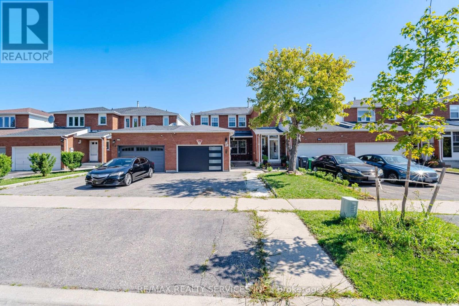 92 Tulip Drive, Brampton, Ontario  L6Y 3X6 - Photo 4 - W13686756