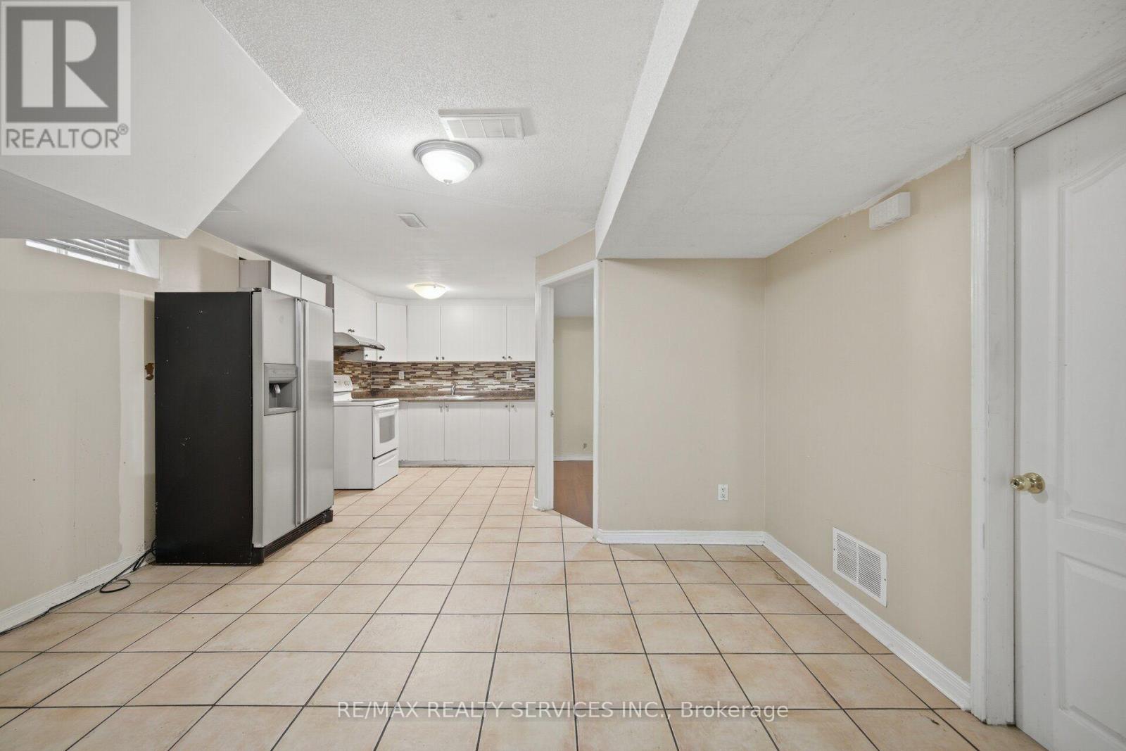 92 Tulip Drive, Brampton, Ontario  L6Y 3X6 - Photo 40 - W13686756