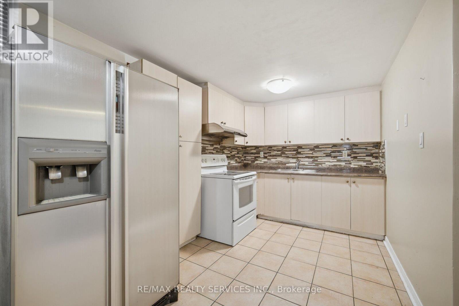 92 Tulip Drive, Brampton, Ontario  L6Y 3X6 - Photo 41 - W13686756