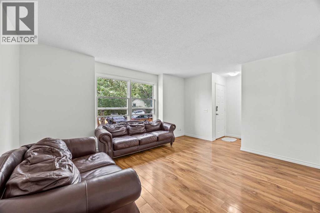 28 Erin Croft Place SE, Calgary, Alberta  T2B 2V3 - Photo 4 - A2337354
