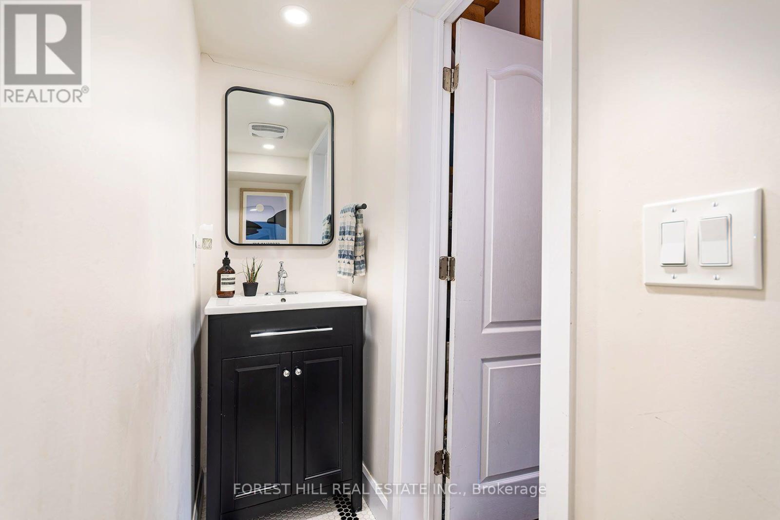 55 VANEVERY STREET Toronto (Mimico), ON M8V 1Y5