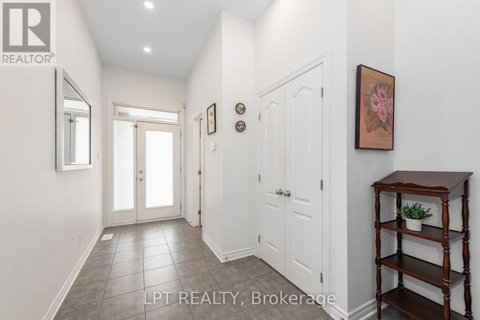 181 Manorwood Crescent, Ottawa, Ontario K1T 3T8 - Photo 4 - X13691108