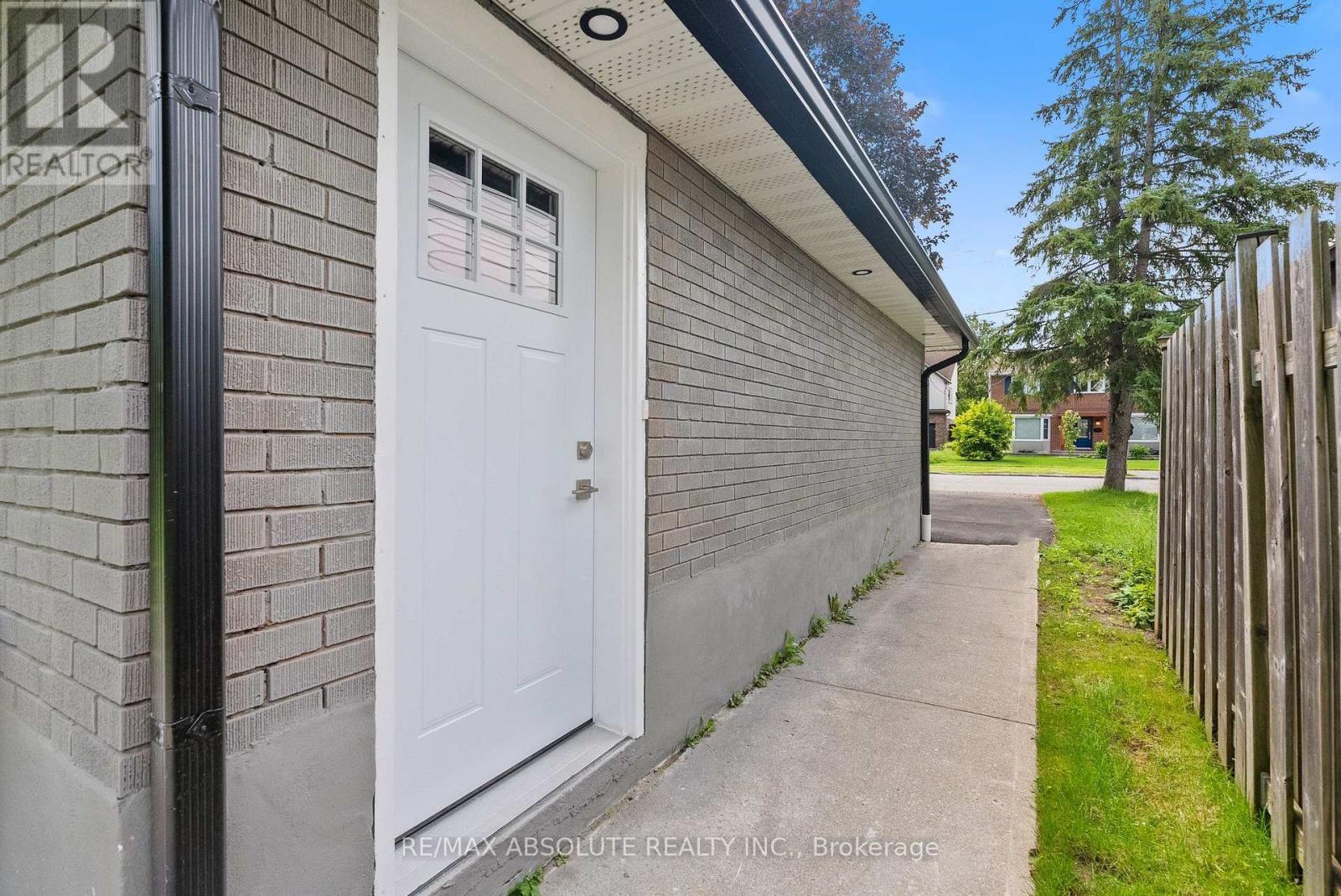Unit B (Basement) - 403 Pleasant Park Road, Ottawa, Ontario K1H 5M9 - Photo 2 - X13691120