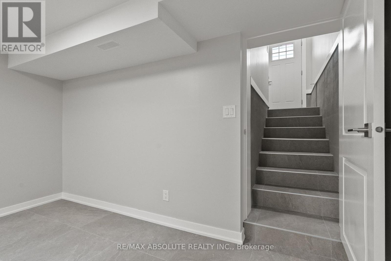 Unit B (Basement) - 403 Pleasant Park Road, Ottawa, Ontario K1H 5M9 - Photo 6 - X13691120