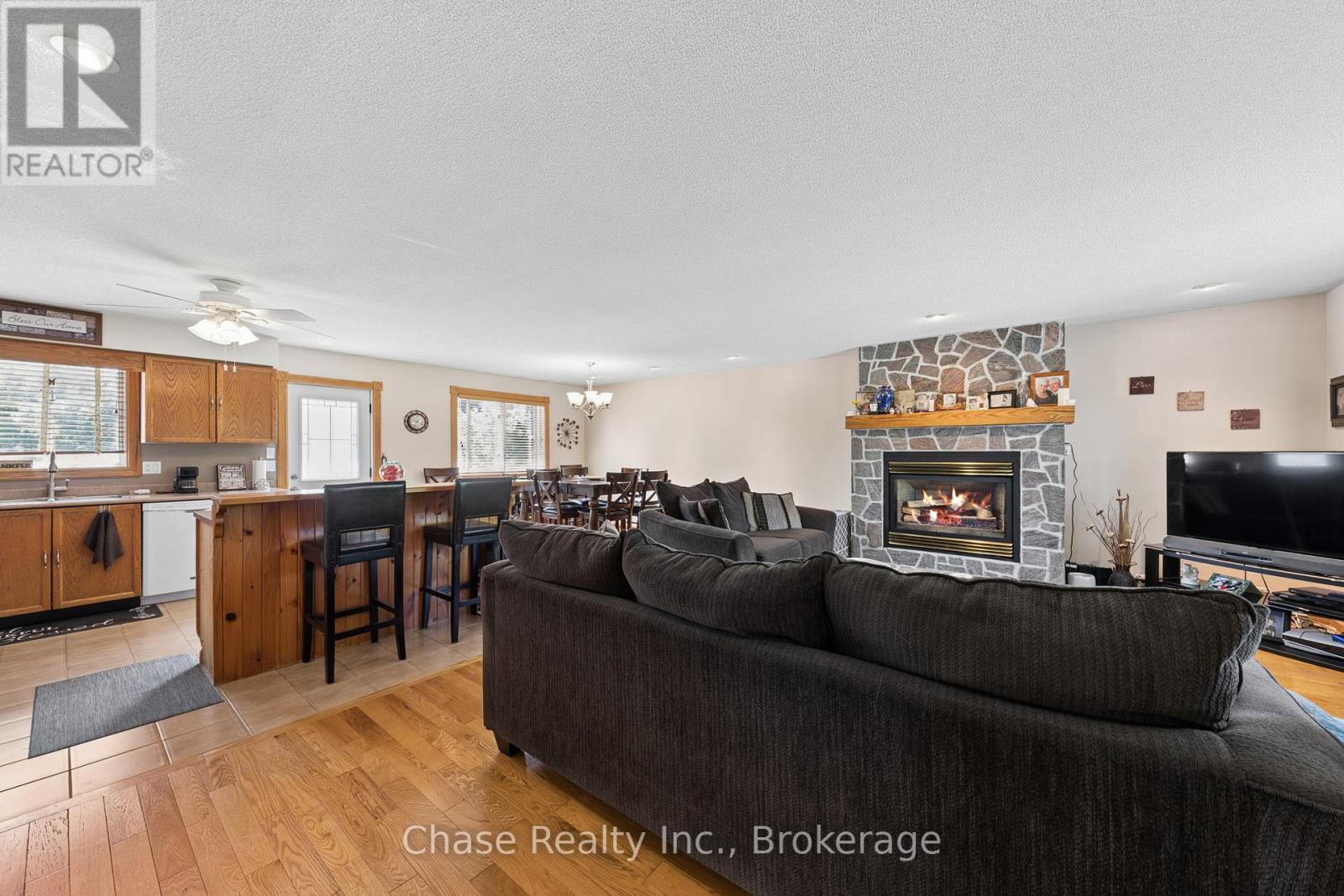 54 Edward Street, Penetanguishene, Ontario  L9M 1J8 - Photo 4 - S13691382