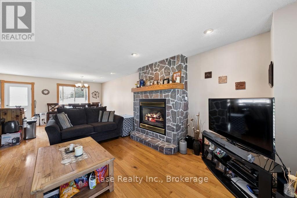54 Edward Street, Penetanguishene, Ontario  L9M 1J8 - Photo 6 - S13691382