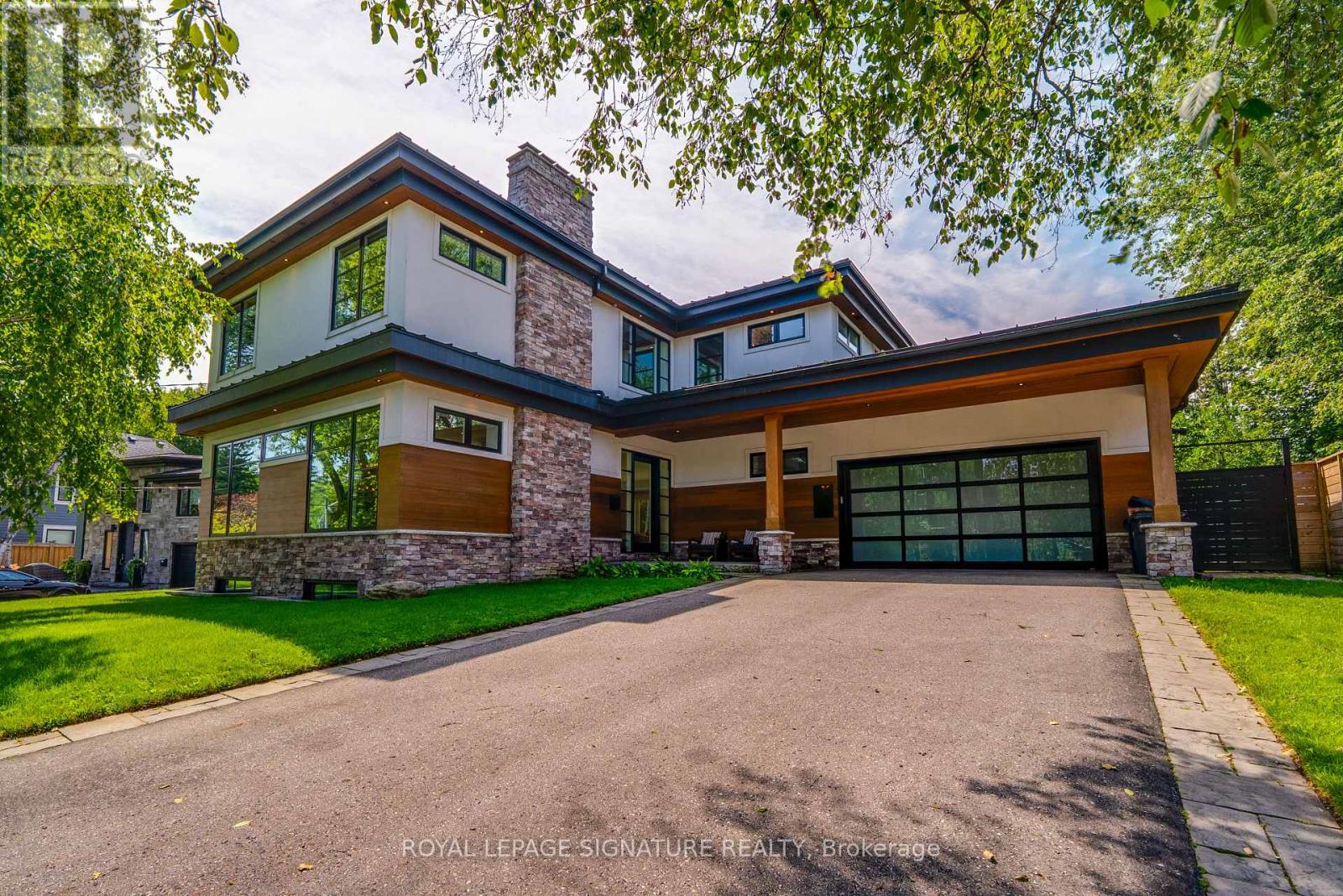 <div class="slider-price">$2,799,000</div><p>12 Cudia Crescent, Toronto, Ontario</p>
