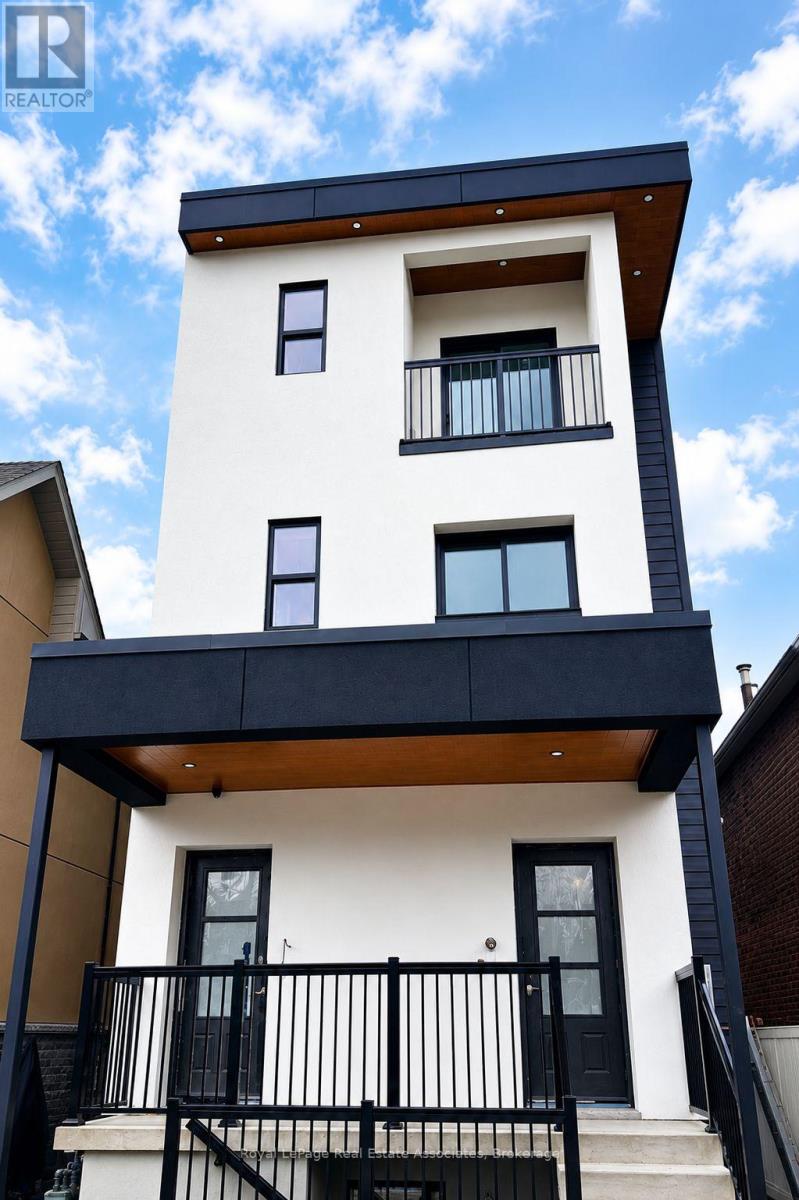 2 MF - 17 WHITE AVENUE