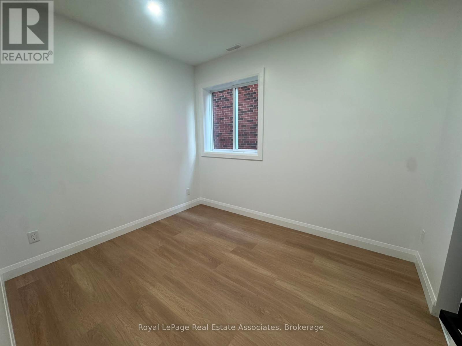 2 MF - 17 WHITE AVENUE