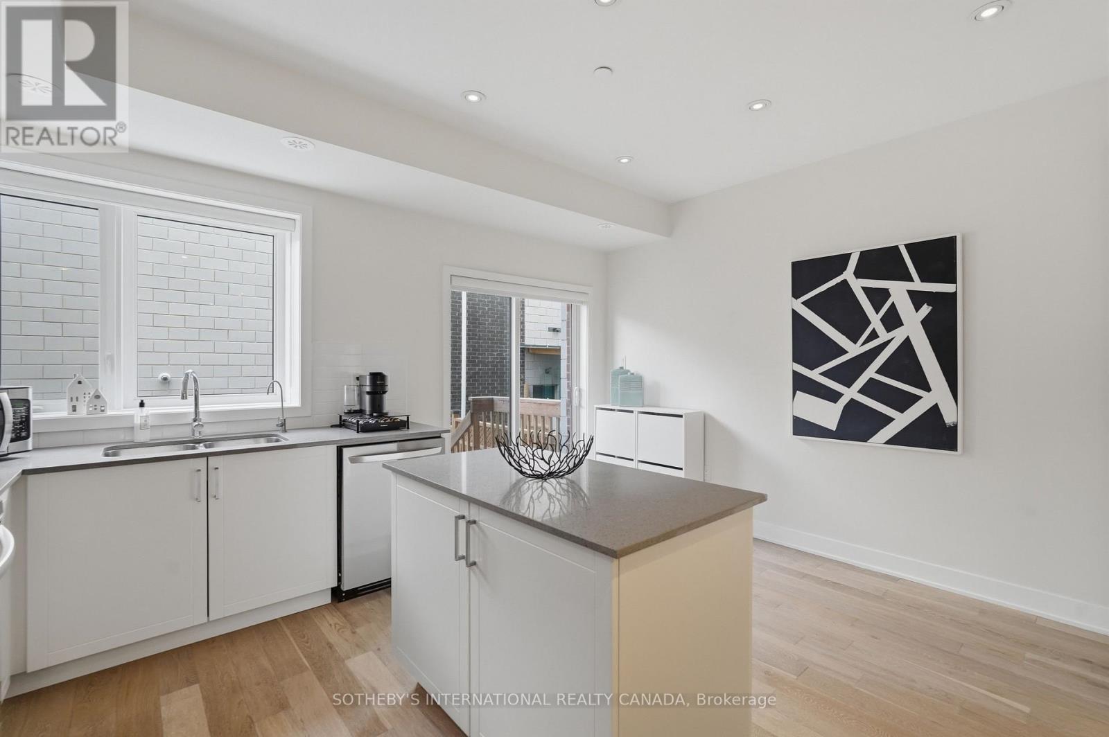 60 William Duncan Road, Toronto, Ontario  M3K 0C5 - Photo 7 - W13691264