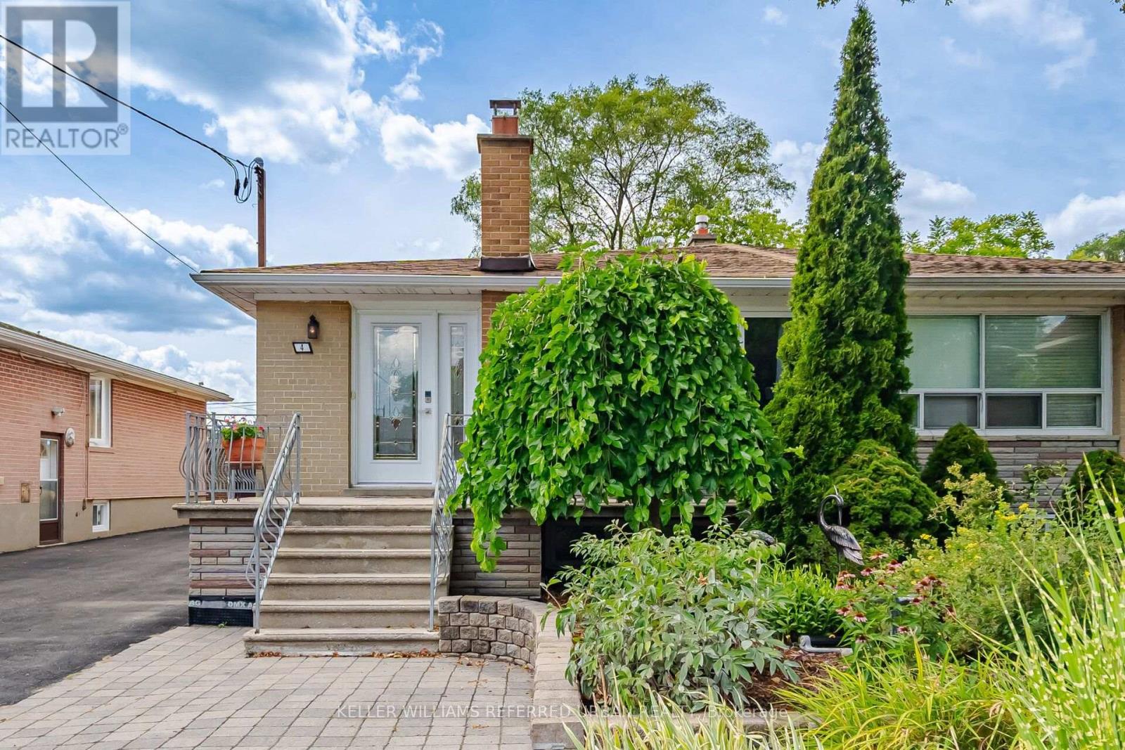 <div class="slider-price">$949,900</div><p>4 Cameo Crescent, Toronto, Ontario</p>