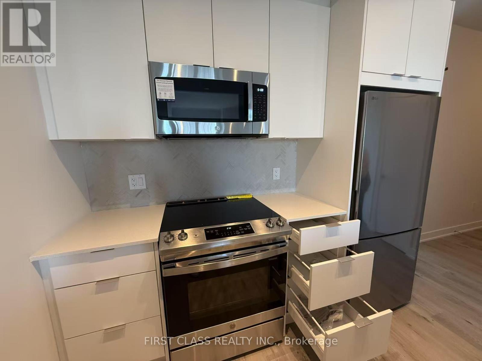 908 - 430 Square One Drive, Mississauga, Ontario  L5B 0L6 - Photo 4 - W13691288