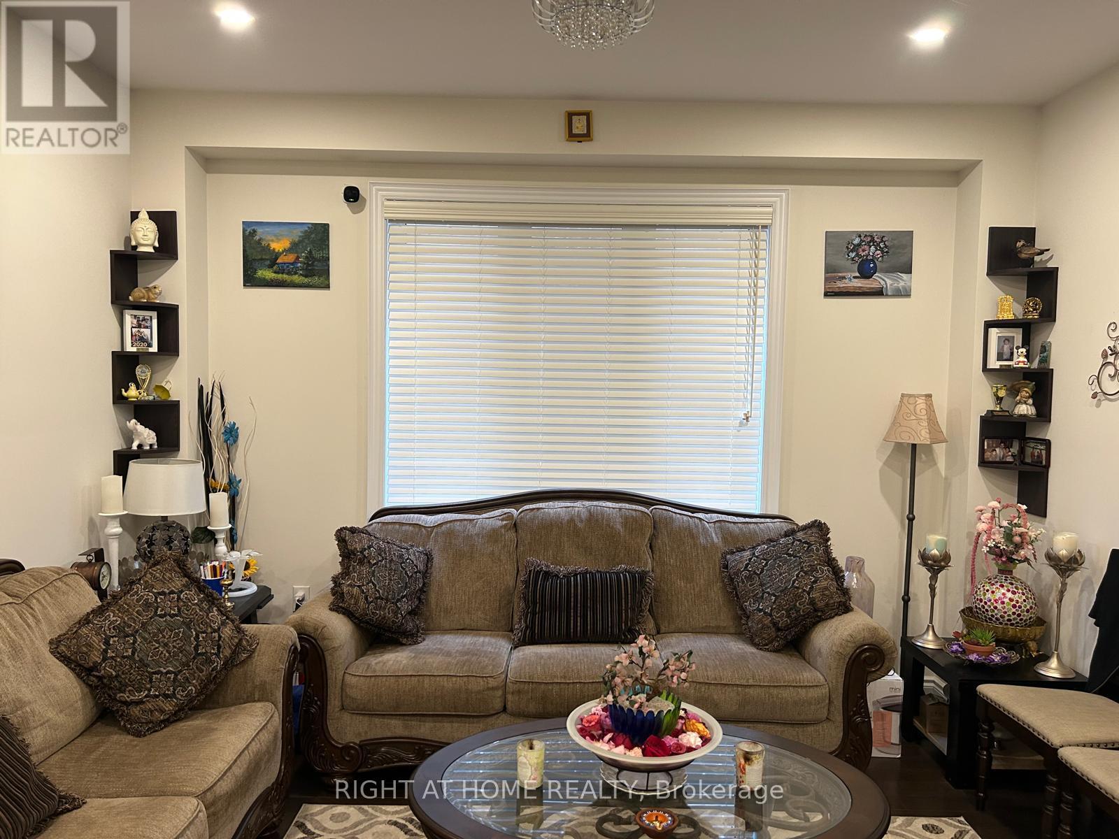 33 Abercrombie Crescent, Brampton, Ontario  L7A 4N1 - Photo 4 - W13691336