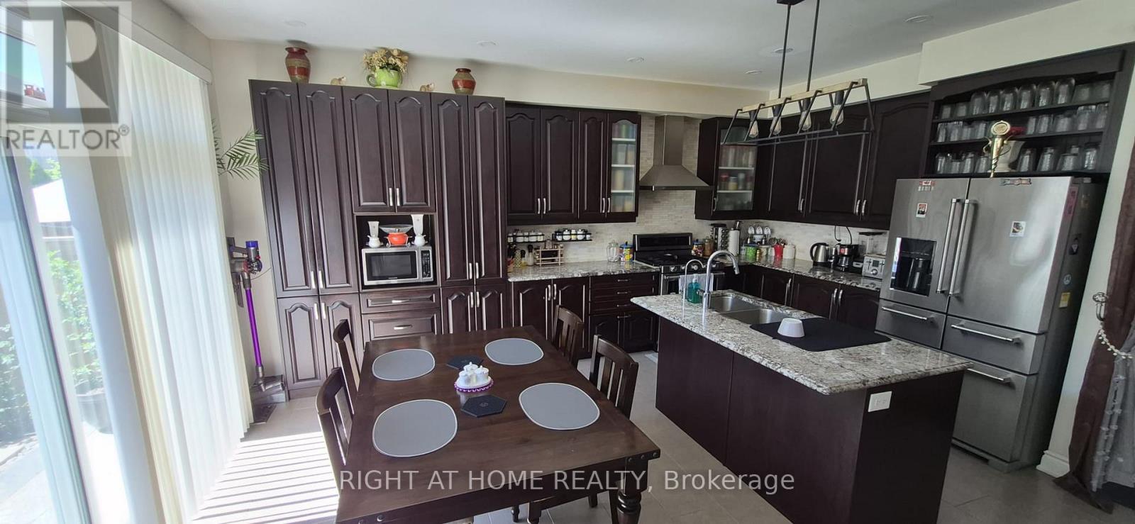 33 Abercrombie Crescent, Brampton, Ontario  L7A 4N1 - Photo 5 - W13691336