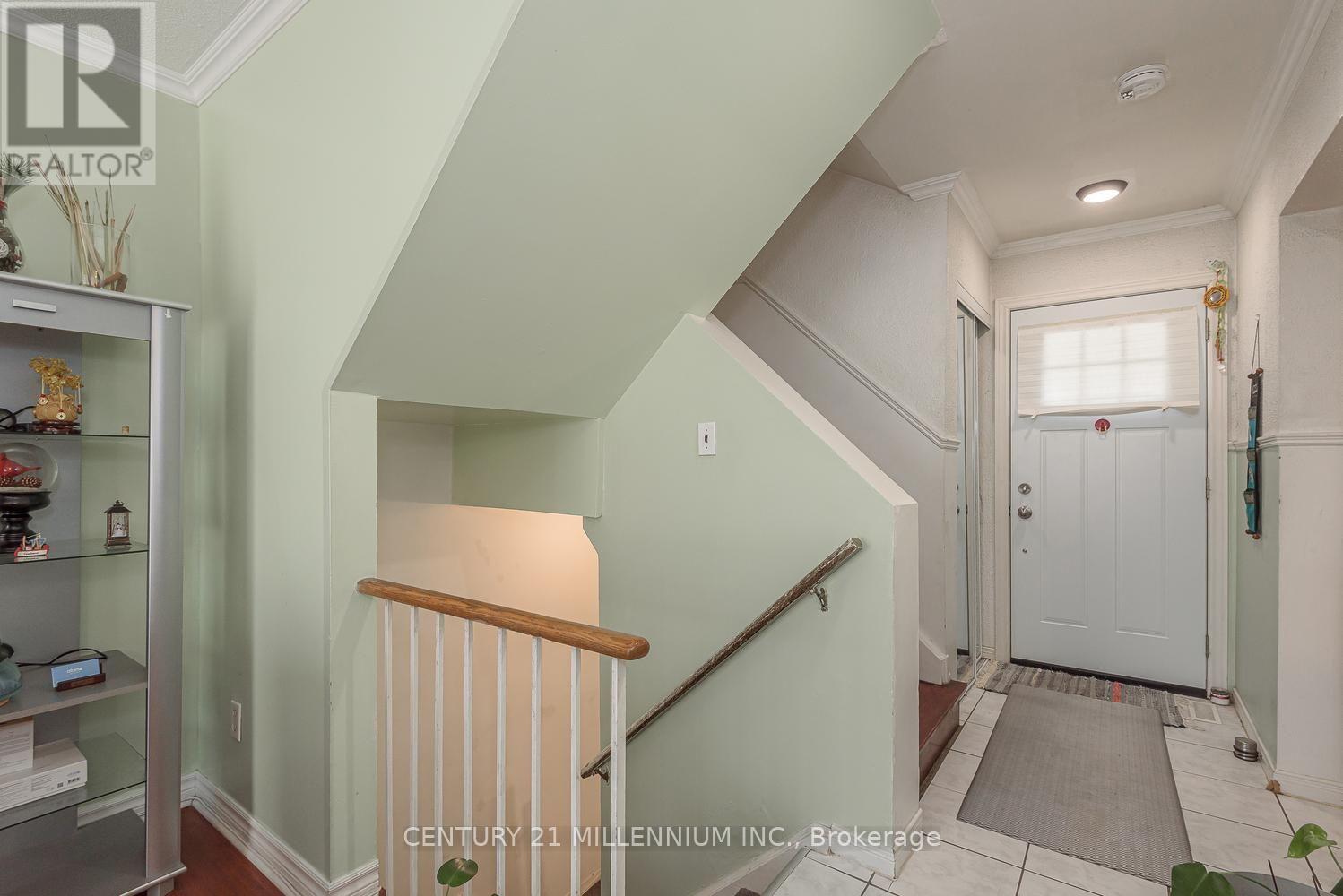 336 Fleetwood Crescent, Brampton, Ontario  L6T 2E7 - Photo 5 - W13691354