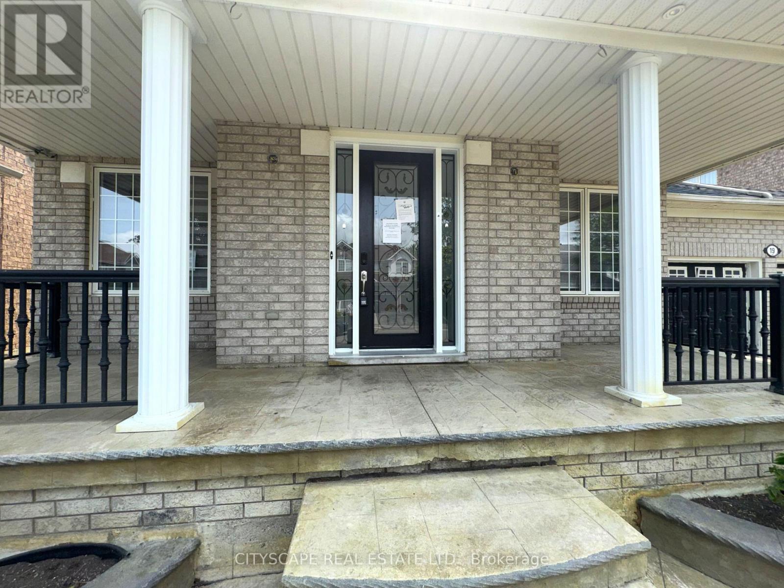 19 Selhurst Drive, Brampton, Ontario  L6P 1A2 - Photo 4 - W13691444