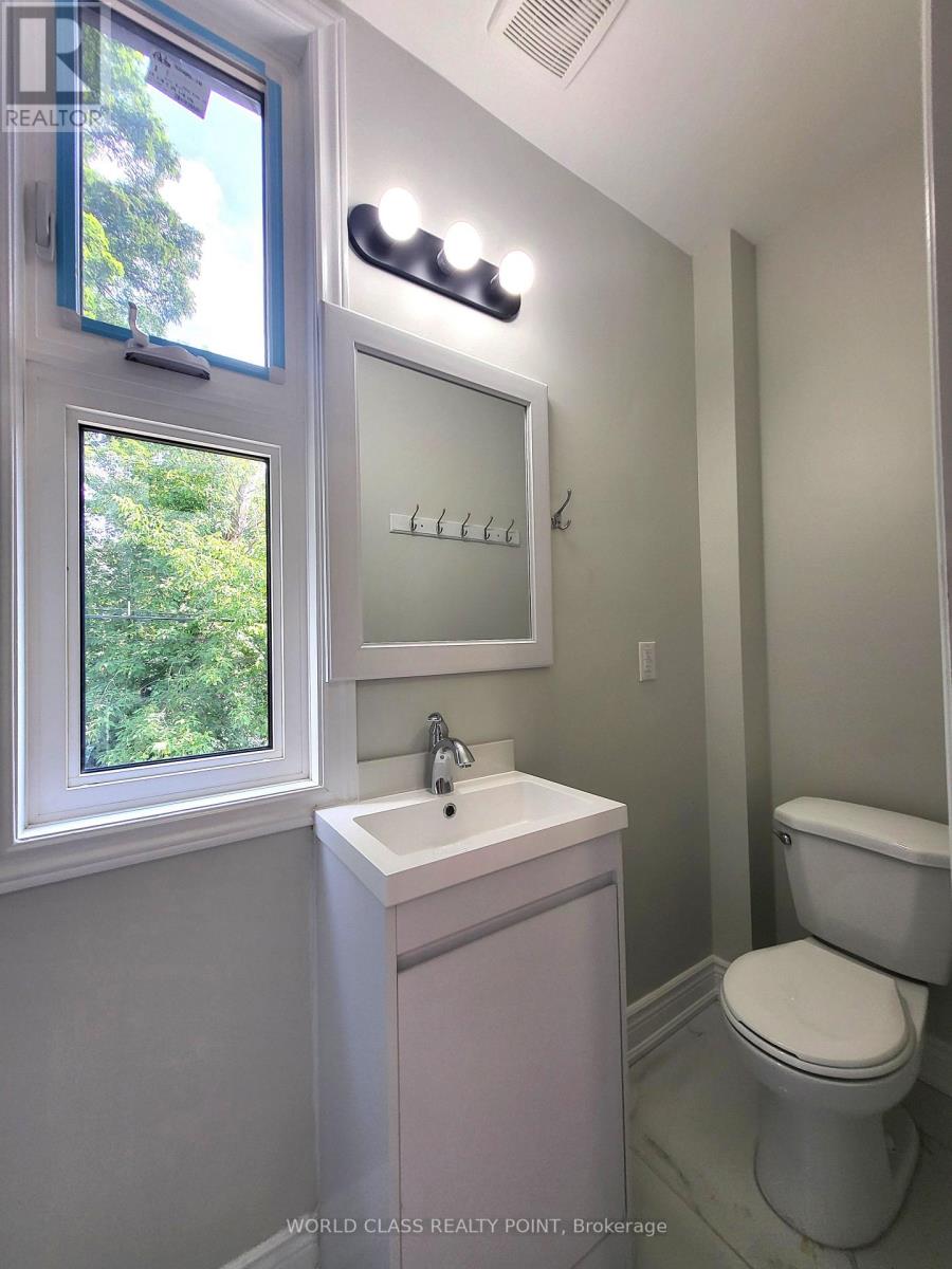 2 - 49 Vine Avenue, Toronto, Ontario  M6P 1V6 - Photo 13 - W13690112